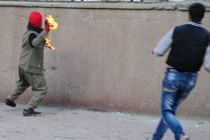 Polise atarken ellerinde patladı