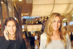 Sinem Kobal ekranlara d&ouml;n&uuml;yor!