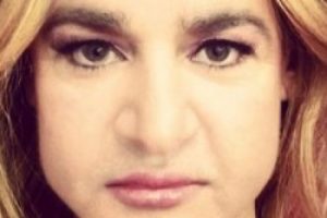 Şafak Sezer kadın kılığına girdi