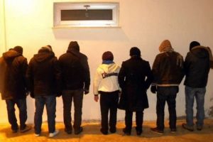 Kumaş y&uuml;kl&uuml; TIR'dan &ccedil;ıktılar