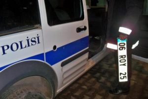 Plakayı d&uuml;ş&uuml;rd&uuml; yakalandı