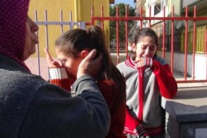 Okullarının &ccedil;atısının yanışını b&ouml;yle izlediler