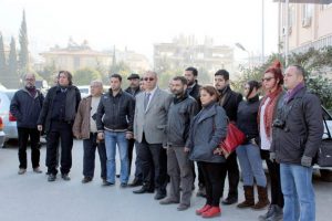 Gazeteciler, emniyet binası &ouml;n&uuml;ne kalemlerini bıraktı