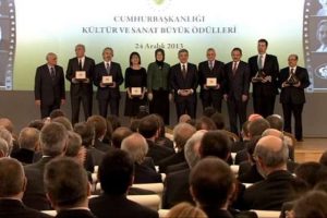G&uuml;lten Kaya'ya &ouml;d&uuml;l&uuml; Cumhurbaşkanı verdi