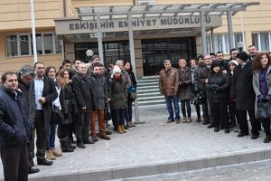 Eylem yapan gazetecileri polis &ccedil;aya davet etti