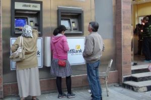 İnsan boyunu ge&ccedil;en ATM