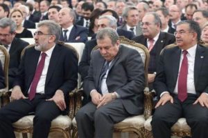 Muammer G&uuml;ler K&ouml;şk'teki t&ouml;rende ceviz yedi