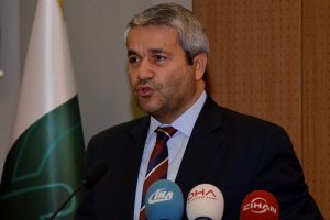 Bakan Erg&uuml;n, &ouml;ğrencilere tablet dağıttı