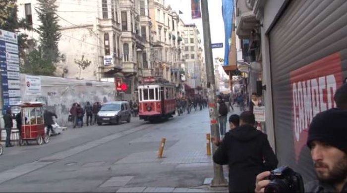 İstiklal'de polis m&uuml;dahalesi