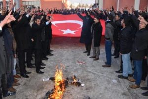 &Uuml;lk&uuml;c&uuml; &ouml;ğrencilerden bayraklı y&uuml;r&uuml;y&uuml;ş