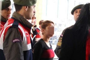 Parkta uyuşturucu satarken yakalandı