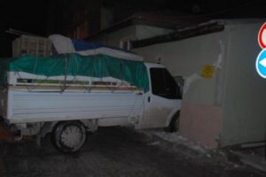 Bursa'da kamyon eve girdi