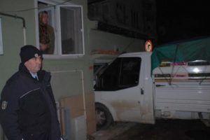 Kontrolden &ccedil;ıkan kamyonet bir evin alt katına girdi