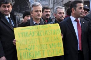 &Ouml;ğretmenlerden şiddet protestosu