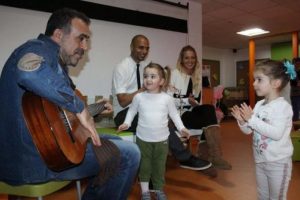 Haluk Levent minikler i&ccedil;in &ccedil;aldı