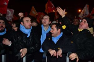 Dondurucu soğukta Başbakan'ı bekliyorlar