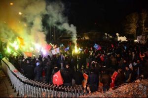 Başbakan trafiği kilitledi