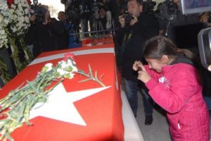 Cenazede dikkat &ccedil;eken kare!