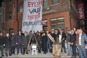 İl binası &ouml;n&uuml;ne darağacı