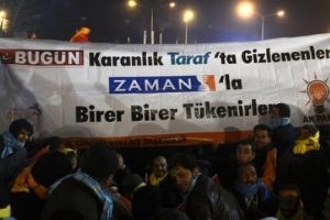 Başbakan'ın mitingine damga vuran pankart