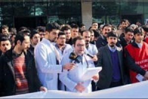 Eli bı&ccedil;aklı 30 kişi hastane bastı