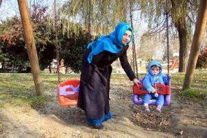 Bebeğini korumak i&ccedil;in kolunu kaybetti