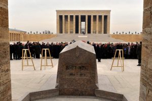 İsmet İn&ouml;n&uuml; Anıtkabir'de anıldı