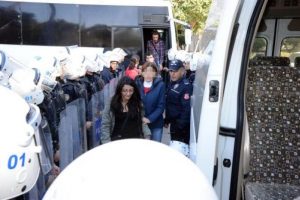 G&ouml;zaltına alınan &ouml;ğrenciler serbest bırakıldı