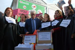 CHP'li kadınlardan maskeli eylem