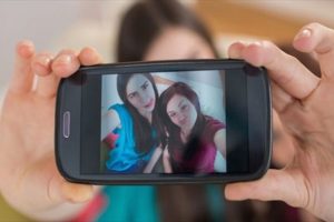 Kadın - erkek herkes selfie &ccedil;ekiyor