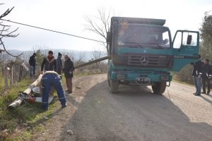 Kamyon elektrik direğini devirdi
