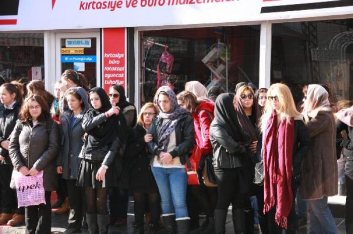 &Uuml;niversiteli gen&ccedil; g&ouml;zyaşları i&ccedil;inde toprağa verildi