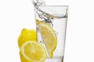 Limonlu su i&ccedil;meniz i&ccedil;in 10 iyi neden