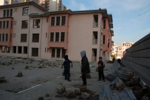 Doğanbey'de yeni dert! Evlerin &ouml;n&uuml; moloz yığını - &Ouml;ZEL HABER