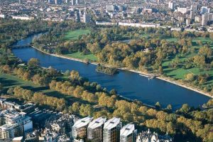 Londra'nın dondurucu g&ouml;letinde y&uuml;zme yarışı