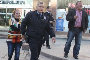 &Ouml;nce kızını d&ouml;vd&uuml; ardından kameramana saldırdı