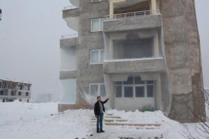Evleri soğuktan naylonla koruyorlar