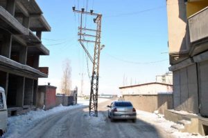 Yol ortasında elektrik direği