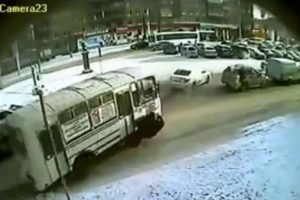 Otob&uuml;s&uuml;n altında kaldılar