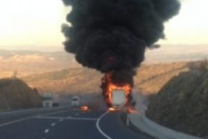 TIR'ın yakıt deposunu ısıtırken yangın &ccedil;ıktı