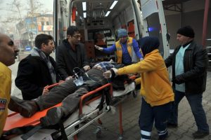 İneg&ouml;l'de &ccedil;atıdan d&uuml;şen şahıs ağır yaralandı