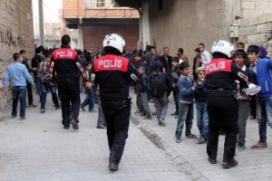 Liselilerin kavgasını polis engelledi