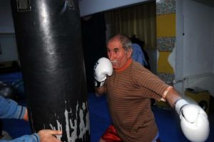 55 yaşında kickboksa başladı