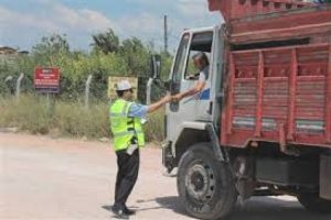 Polisten kamyonculara uyarı