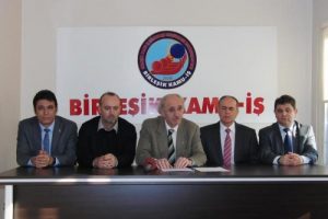 H&uuml;k&uuml;meti istifaya &ccedil;ağırdılar