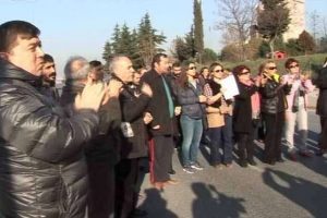 Veliler Hevin i&ccedil;in yol kapattı