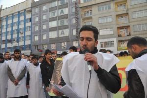 &Uuml;niversite &ouml;ğrencilerinden kefenli eylem