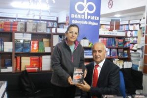 39 yıl &ouml;nce savaştığı topraklarda bu kez kitabını imzaladı