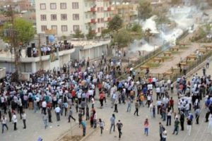Cizre'de vatandaşlar DEDAŞ'ı bastı, olaylar &ccedil;ıktı