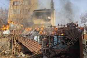 Bursa'da yaşlı adamın alevlerle savaşı